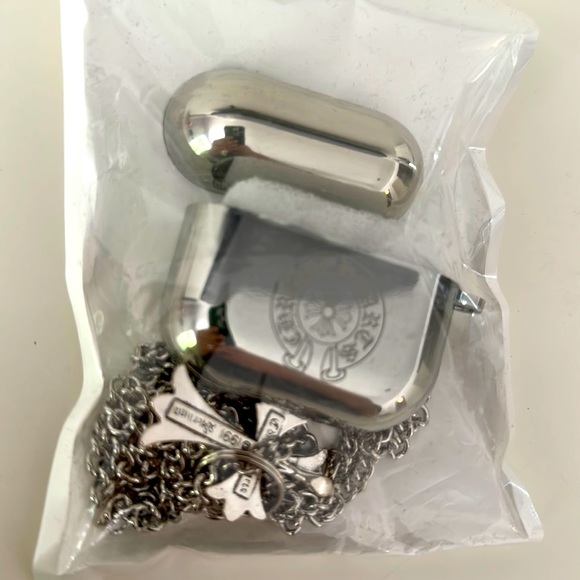 CHROME HEARTS SILVER AIRPOD HOLDER WITH CHAIN - Picture 1 of 2